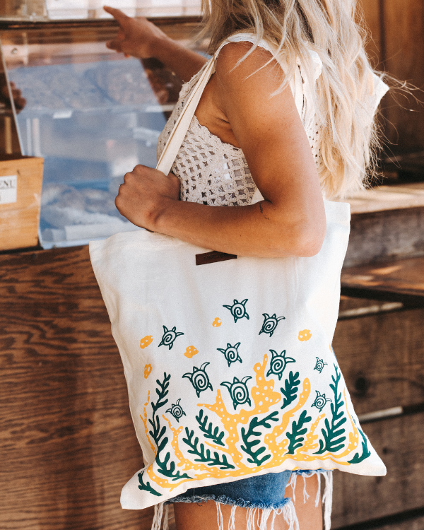 Swimming Turtles Everyday Tote