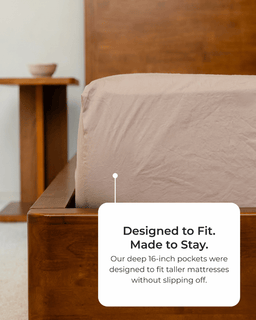 Bed with a fitted sheet and a text overlay about mattress design.